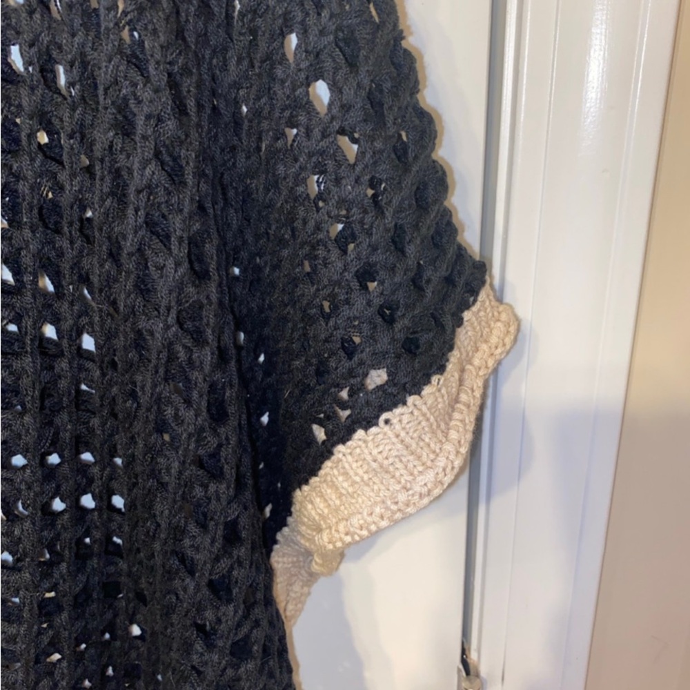 NWOT POL Black and Cream Floral Crochet Poncho L - Picture 8 of 9
